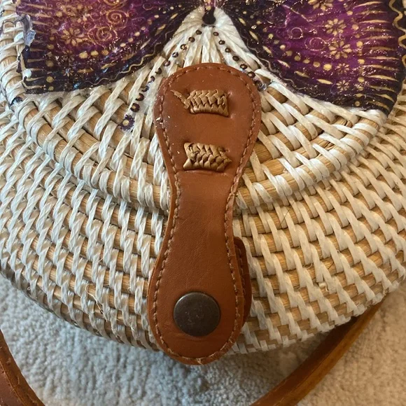 A hand made woven rattan bag from Bali Indonesia - Picture 3 of 8